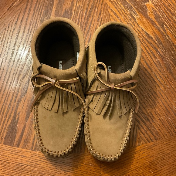 Woman’s Lamo Suede Upper Mesh Lining Mesh Comfort Padded Fringe Moccasins! - Picture 2 of 16